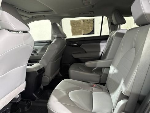 Used 2022 Toyota Highlander XLE AWD/4WD image 18