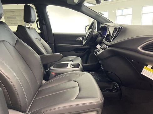 New 2026 Chrysler Pacifica Select AWD/4WD image 25