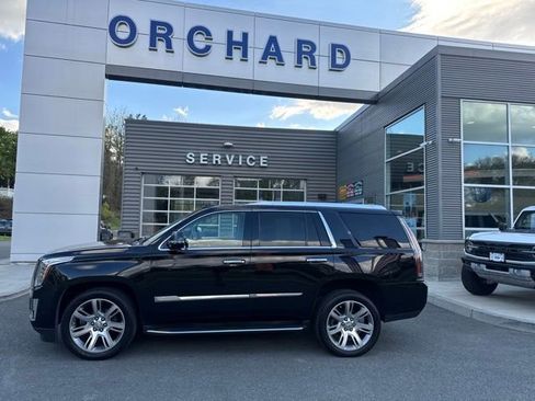 Used 2018 Cadillac Escalade Luxury AWD/4WD image 2