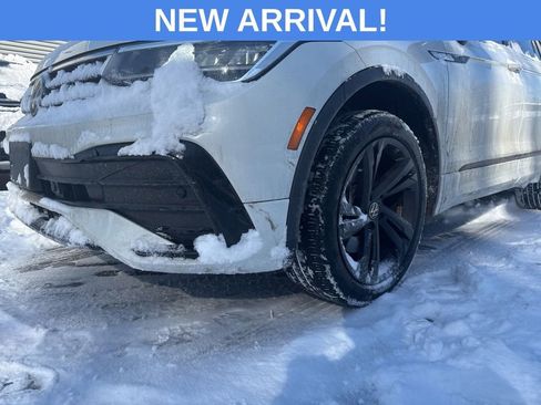 Used 2023 Volkswagen Tiguan SE R-Line image 3