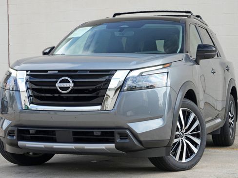 Used 2025 Nissan Pathfinder Platinum AWD/4WD image 3