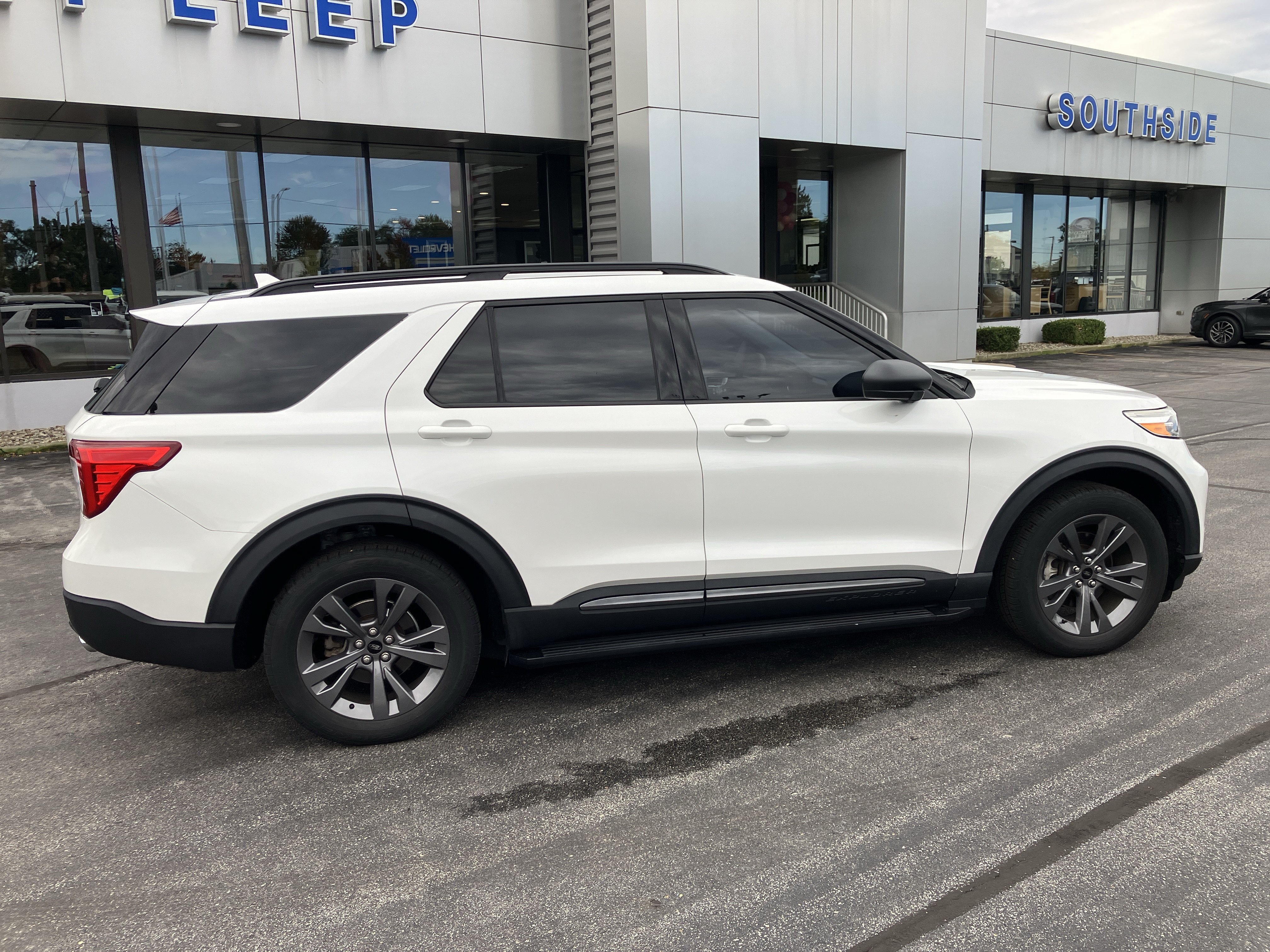 Used 2021 Ford Explorer XLT w/ Equipment Group 202A AWD/4WD image 8