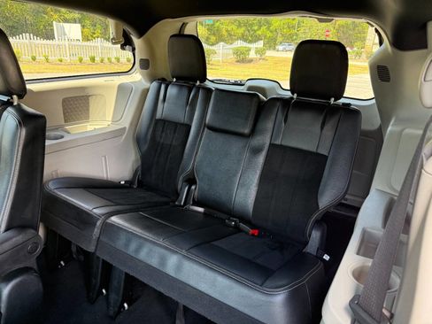 Used 2018 Dodge Grand Caravan SXT image 12