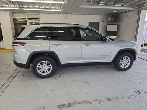 Used 2023 Jeep Grand Cherokee Laredo AWD/4WD image 6
