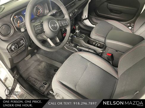 Used 2025 Jeep Gladiator Rubicon AWD/4WD image 16