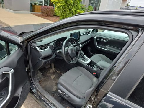 Used 2022 Toyota RAV4 XLE AWD/4WD image 4