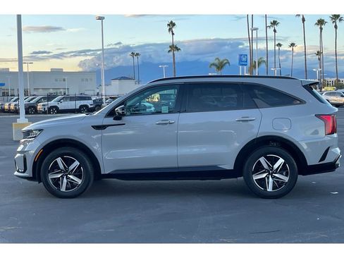 Used 2022 Kia Sorento EX w/ Panoramic Sunroof Package image 3