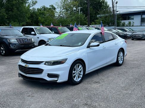 Used 2017 Chevrolet Malibu LT w/ Leather Package FWD image 2