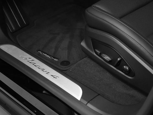 Certified 2025 Porsche Macan 4 Electric image 27