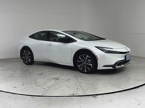 Used 2025 Toyota Prius Plug-In Hybrid FWD image 3