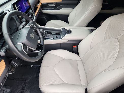 Used 2024 Toyota Grand Highlander Limited image 12