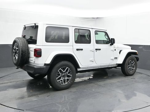 Used 2025 Jeep Wrangler Unlimited Sahara AWD/4WD image 3