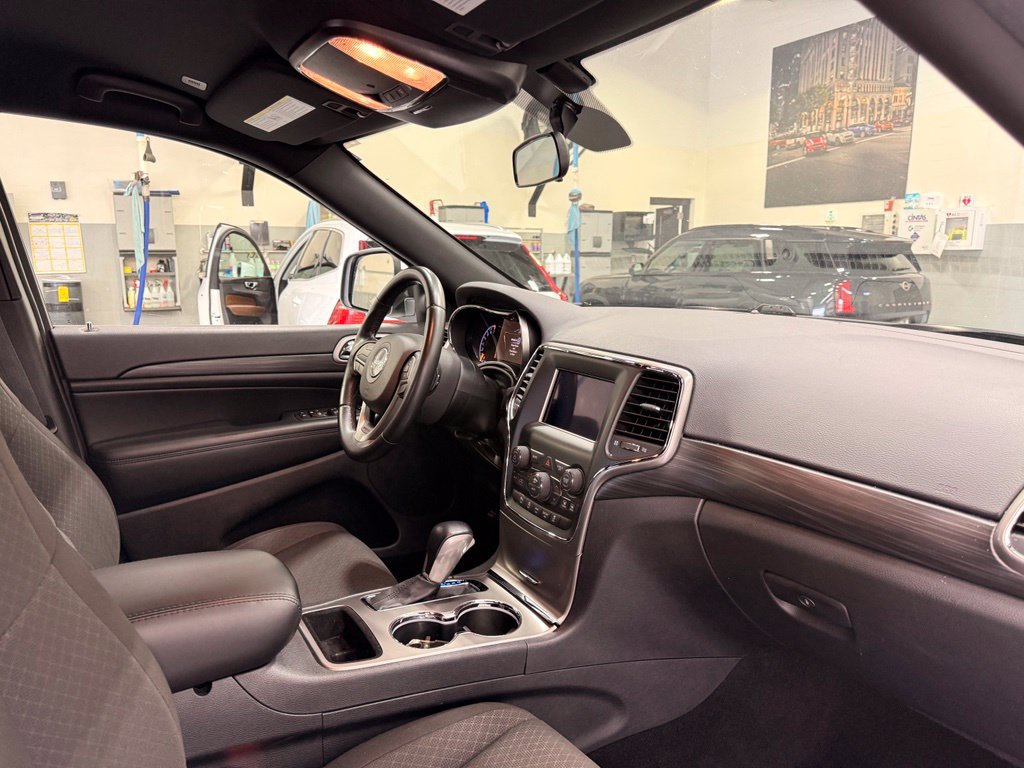 Used 2020 Jeep Grand Cherokee Laredo AWD/4WD image 29