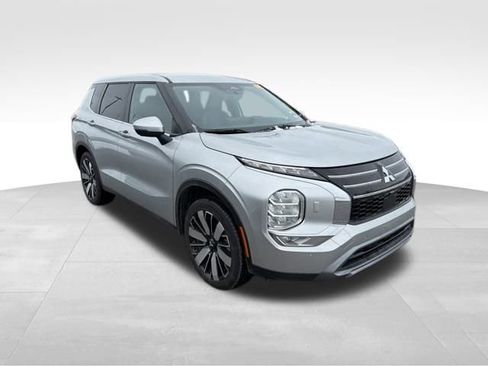 Used 2025 Mitsubishi Outlander SE image 1