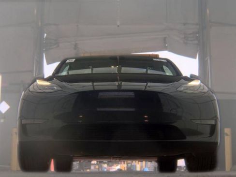 Used 2024 Tesla Model Y Long Range AWD/4WD image 3