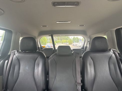Used 2025 Kia Carnival FWD image 13