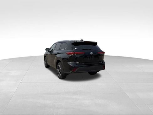 Used 2022 Toyota Highlander XLE image 7