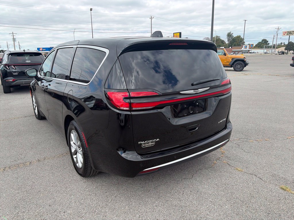 Used 2026 Chrysler Pacifica Limited FWD image 4