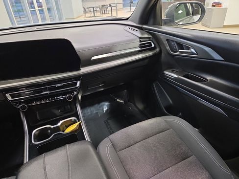 Used 2025 Chevrolet Traverse LT image 20