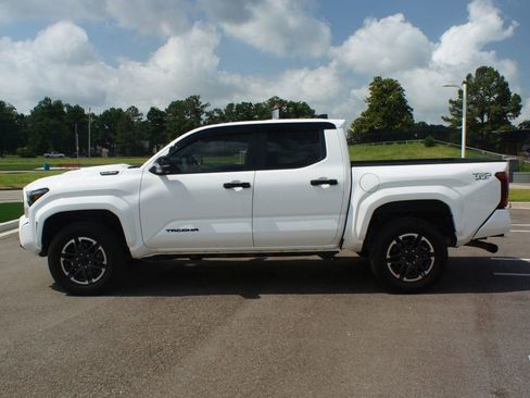 Used 2025 Toyota Tacoma TRD Sport AWD/4WD image 14