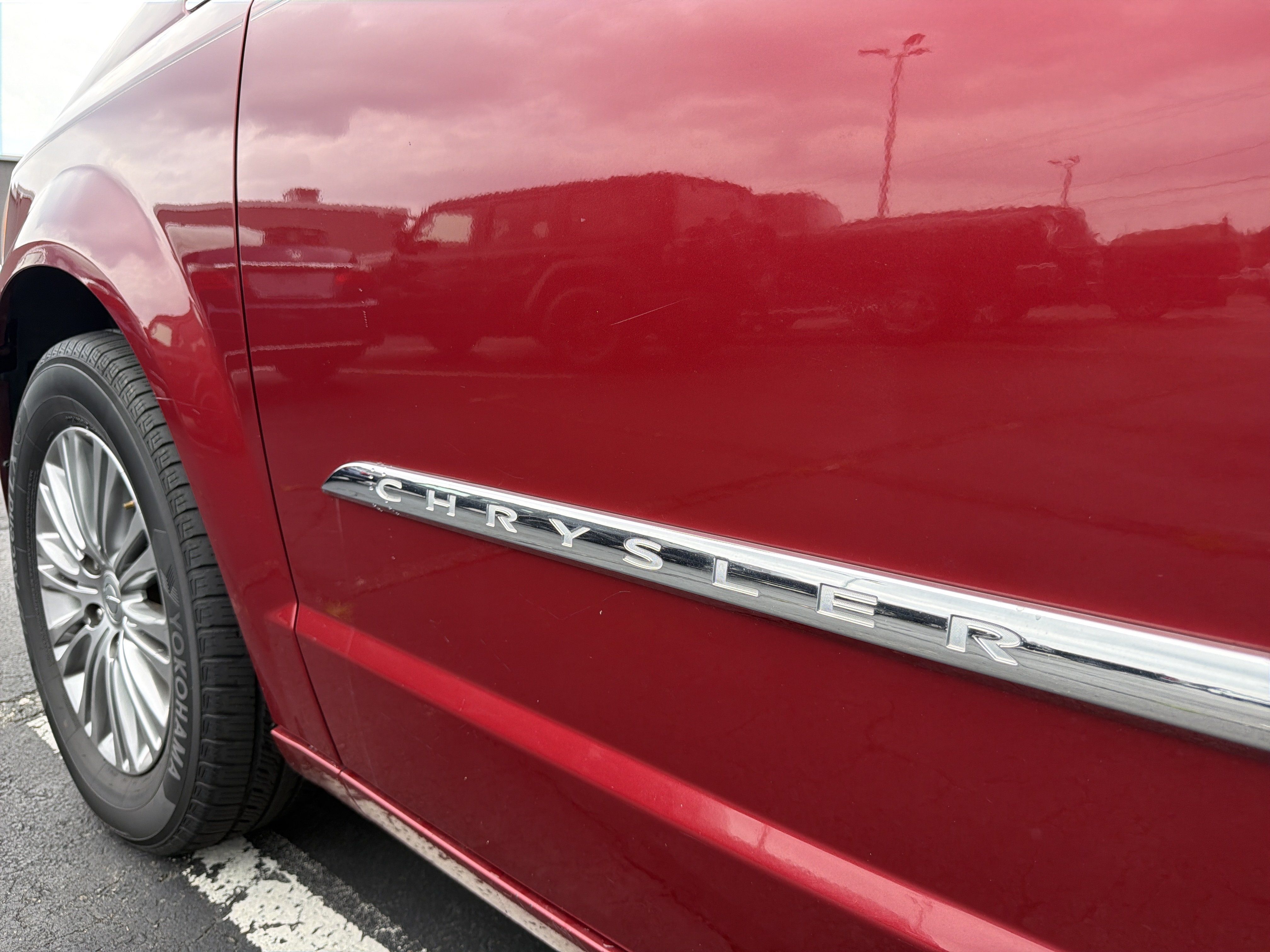 Used 2014 Chrysler Town & Country Touring-L w/ Driver Convenience Group FWD image 26