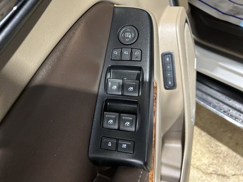 Used 2019 Chevrolet Suburban Premier AWD/4WD image 22