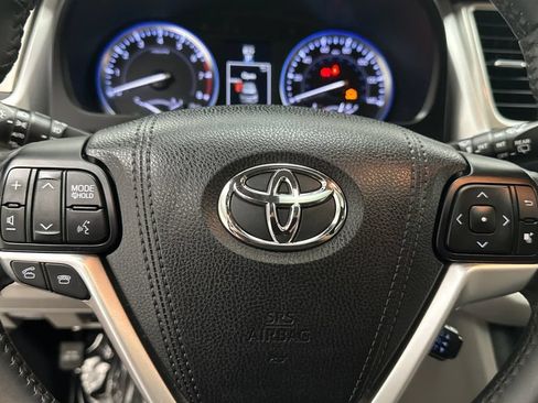 Used 2016 Toyota Highlander XLE AWD/4WD image 16