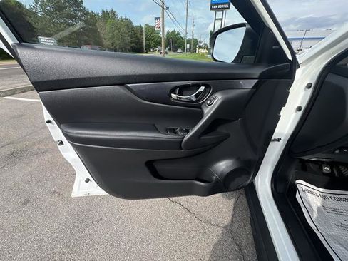 Used 2020 Nissan Rogue SV image 23