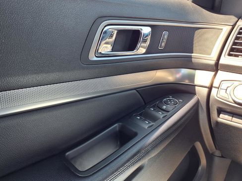 Used 2018 Ford Explorer XLT w/ Equipment Group 202A FWD image 21