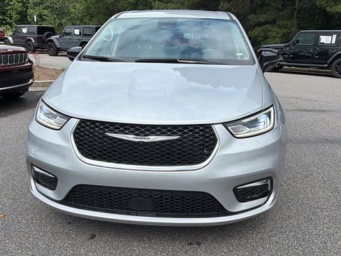 Used 2024 Chrysler Pacifica Touring-L FWD image 3