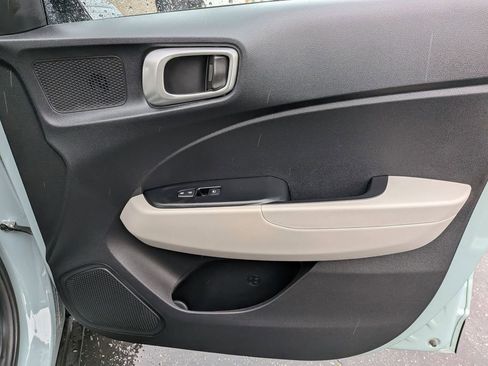 Used 2025 Hyundai Venue SEL FWD image 33