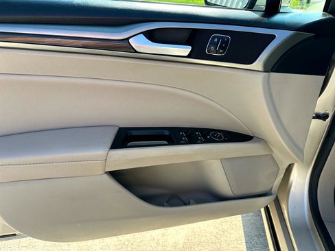 Used 2017 Ford Fusion SE w/ Fusion SE Technology Package image 18