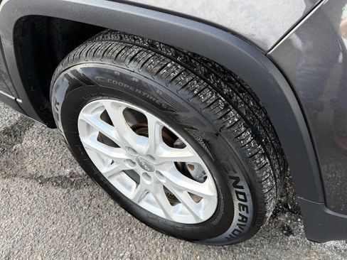 Used 2018 Jeep Cherokee Latitude Plus image 17