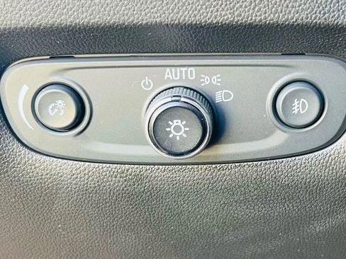 Used 2021 Chevrolet Traverse LT w/ LT Premium Package image 18