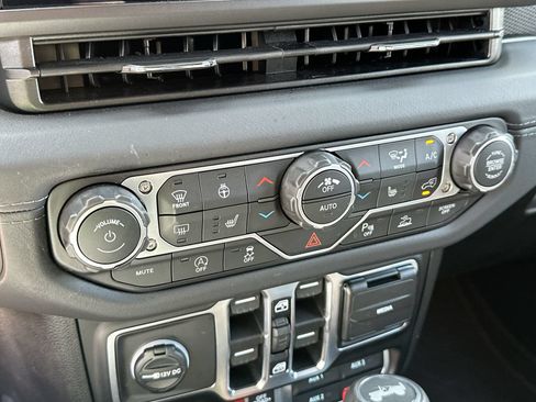 Used 2026 Jeep Wrangler Unlimited Rubicon AWD/4WD image 19