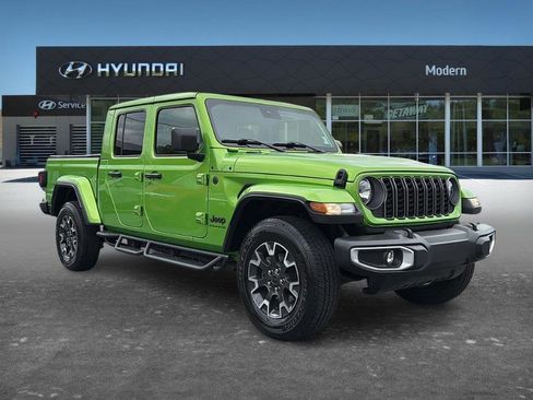 Used 2025 Jeep Gladiator Sport w/ Premium Package AWD/4WD image 3