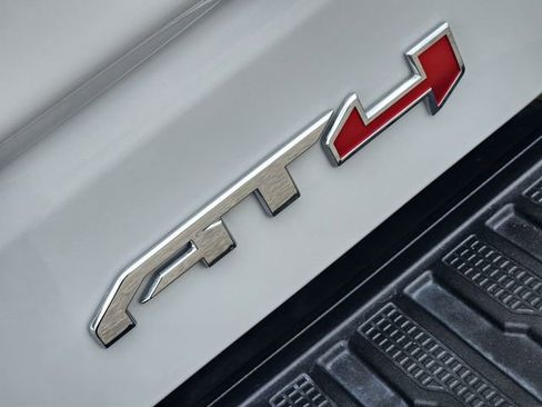 Used 2024 GMC Sierra 1500 AT4 w/ Technology Package AWD/4WD image 9