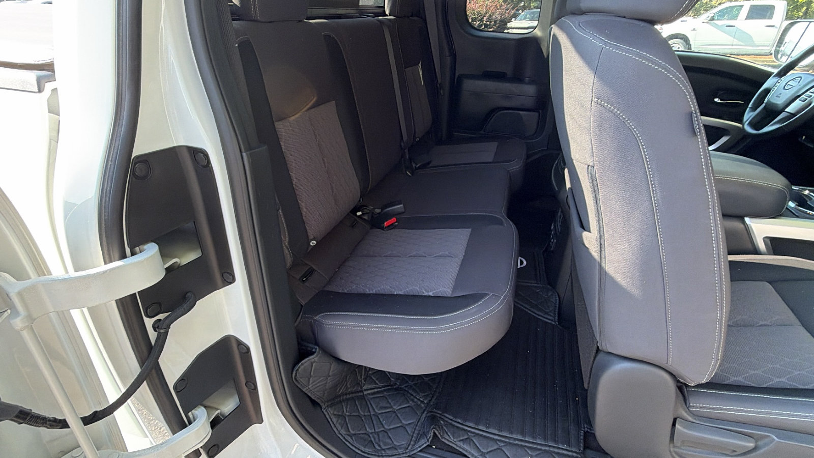 Used 2024 Nissan Titan SV AWD/4WD image 23