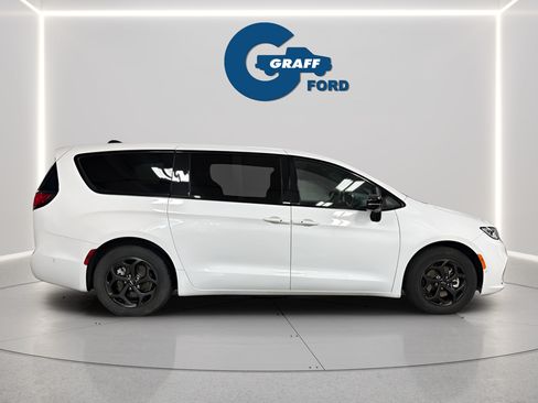 Used 2024 Chrysler Pacifica Limited FWD image 5