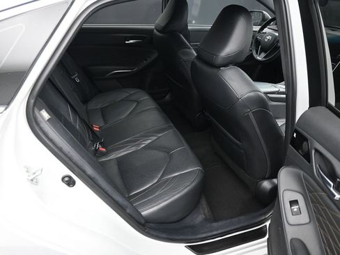 Used 2022 Toyota Avalon Limited image 13