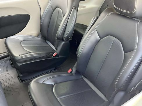 Used 2022 Chrysler Pacifica Touring-L FWD image 14