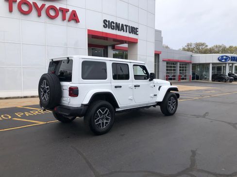 Used 2025 Jeep Wrangler Unlimited Sahara AWD/4WD image 3
