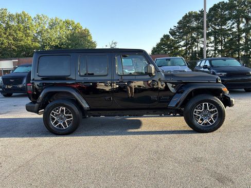 Used 2025 Jeep Wrangler Unlimited Sahara AWD/4WD image 4