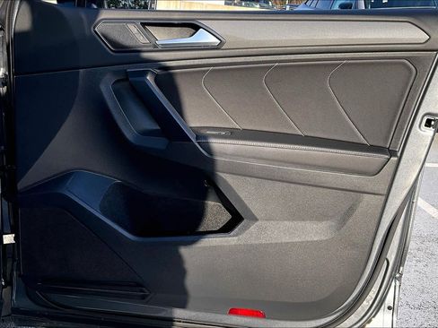 Used 2023 Volkswagen Tiguan SE w/ Panoramic Sunroof Package image 23