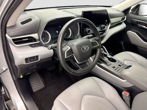 Used 2023 Toyota Highlander XLE image 9
