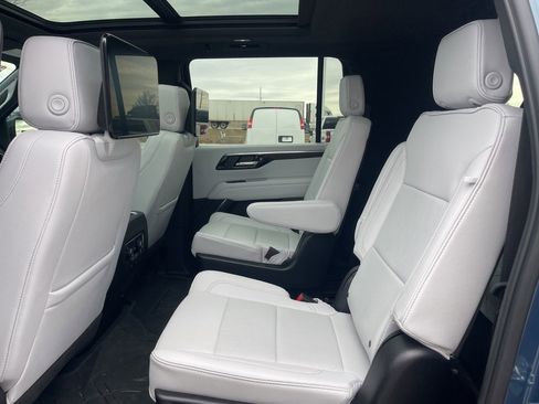 New 2025 Chevrolet Suburban Premier image 18