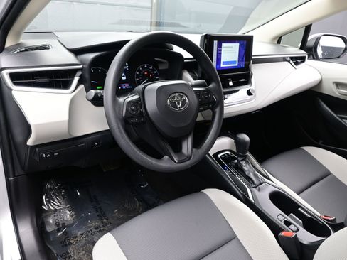 Used 2025 Toyota Corolla LE w/ LE Premium Package image 12
