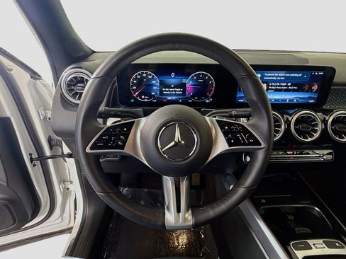 Used 2025 Mercedes-Benz GLB 250 image 13