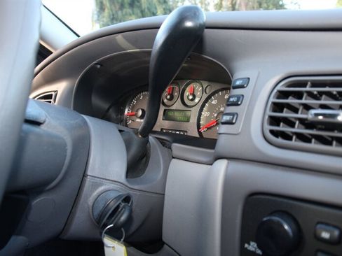Used 2005 Ford Taurus SE FWD image 8