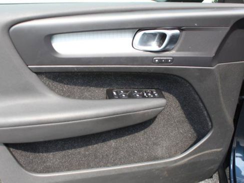 Used 2021 Volvo XC40 T4 Momentum image 15